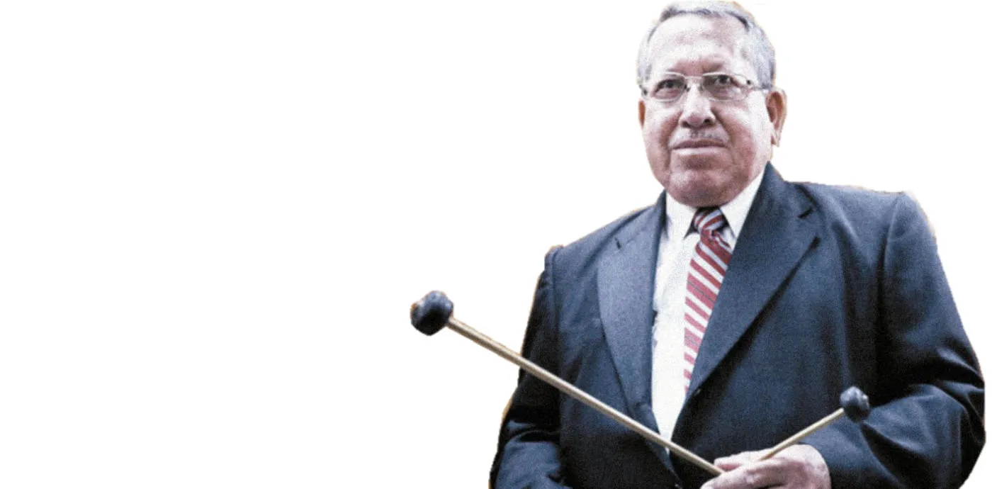 El maestro Guillermo de León Ruiz con baquetas de marimba en las manos.
