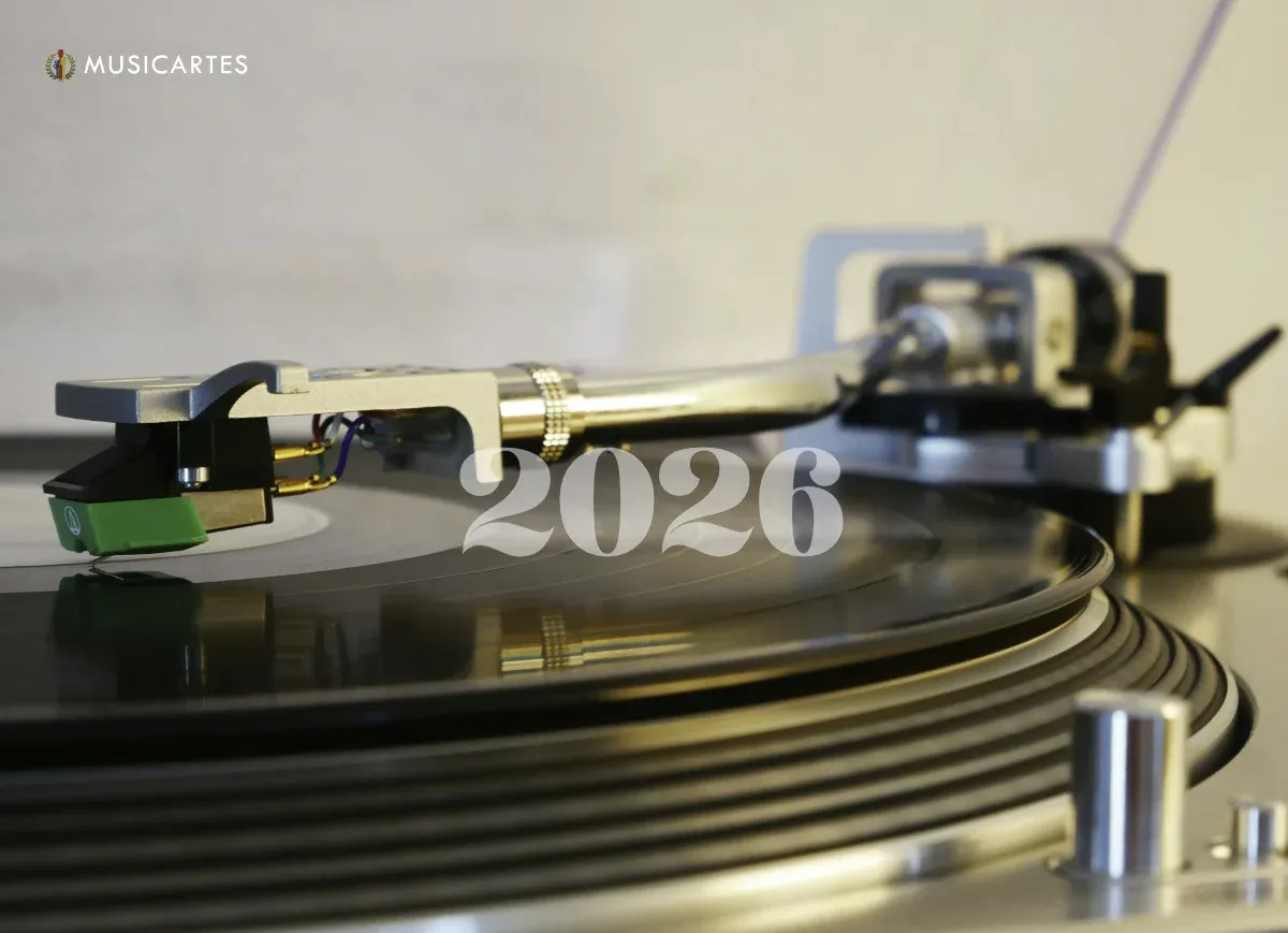 Tocadiscos reproduciendo un vinilo con el año 2026 superpuesto.