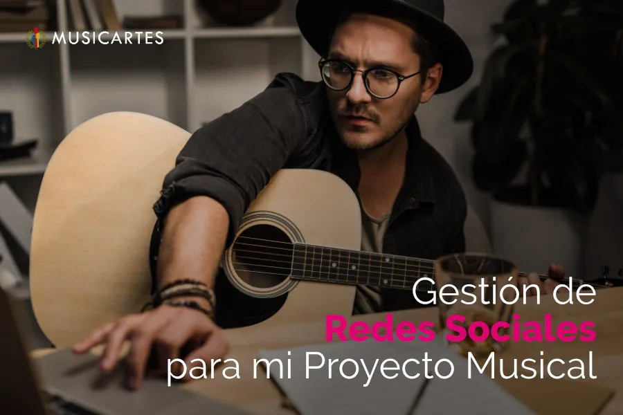 Gráfico «Gestión de redes sociales para mi proyecto musical» con un músico con sombrero y guitarra acústica.