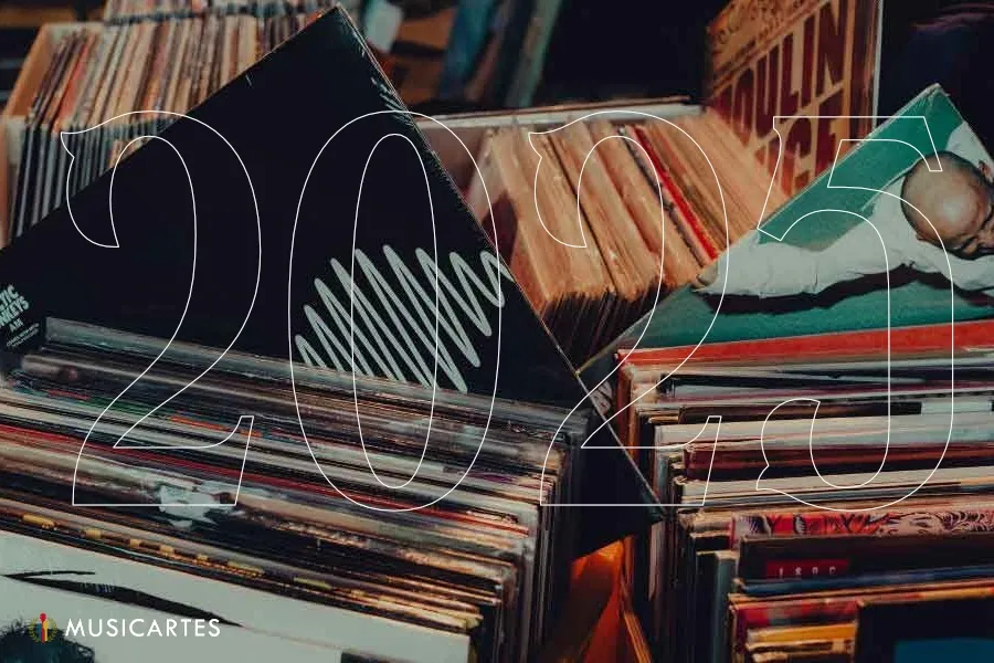 Discos de vinilo en cajas con el año 2025 superpuesto.