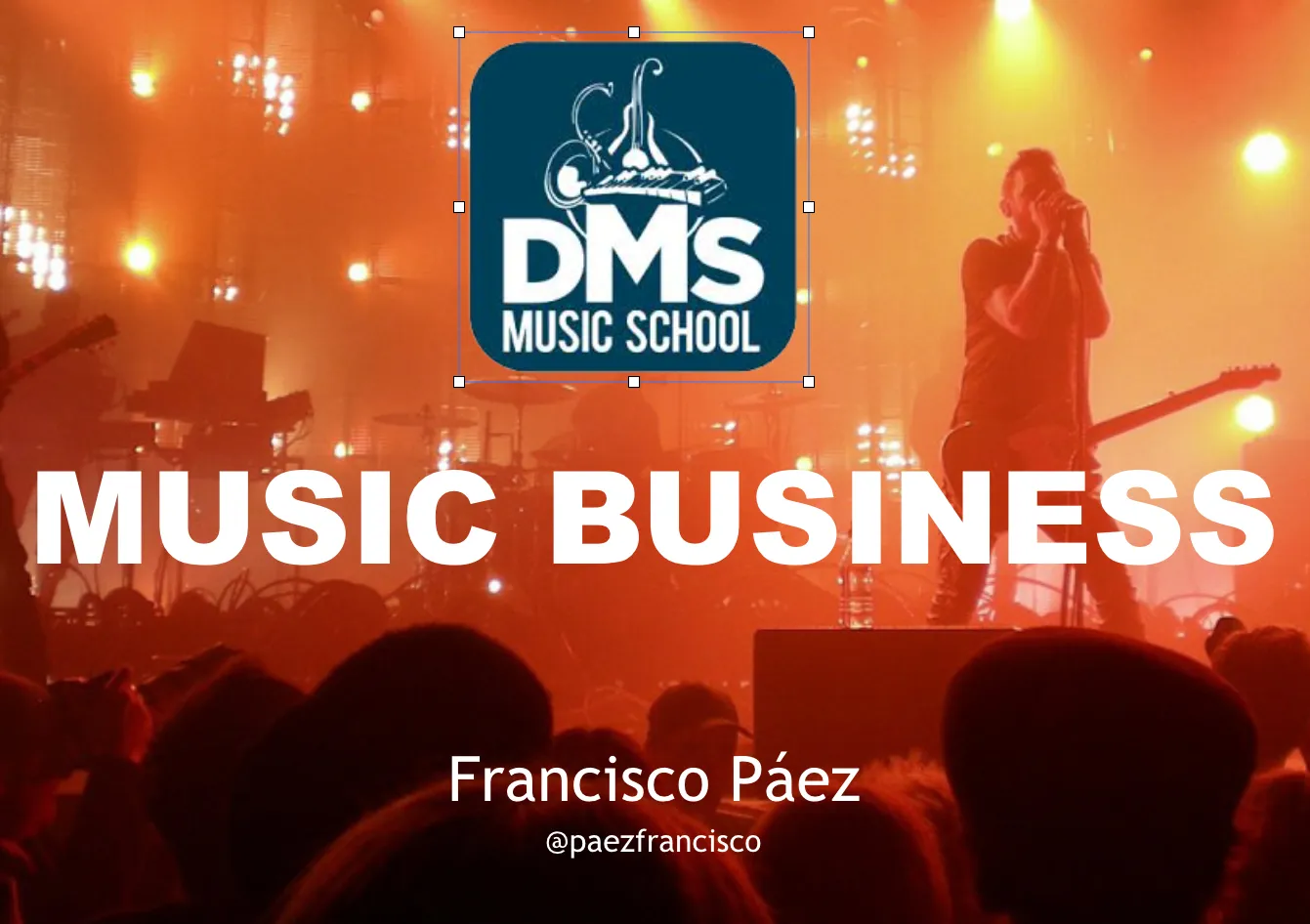 Gráfico «Music Business» de DMS Music School con Francisco Páez, sobre un concierto con luces naranjas.