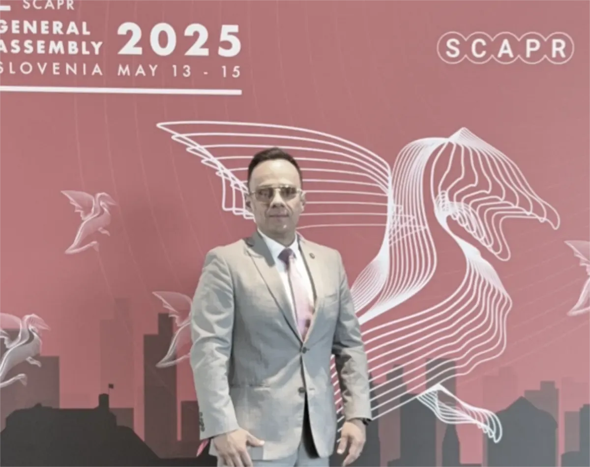 Pedro Meléndez, presidente de MUSICARTES, frente al panel de la Asamblea General de SCAPR 2025 en Eslovenia.