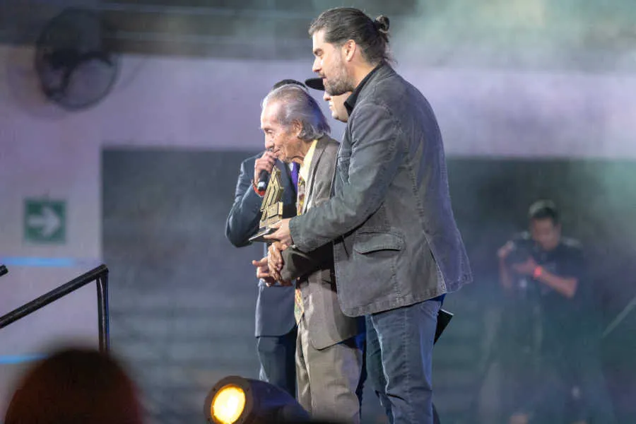 El maestro Robelio Méndez recibe el Premio Estela en el escenario.