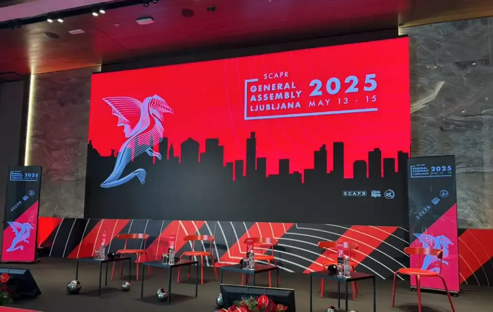 Escenario de la Asamblea General de SCAPR 2025 en Liubliana.