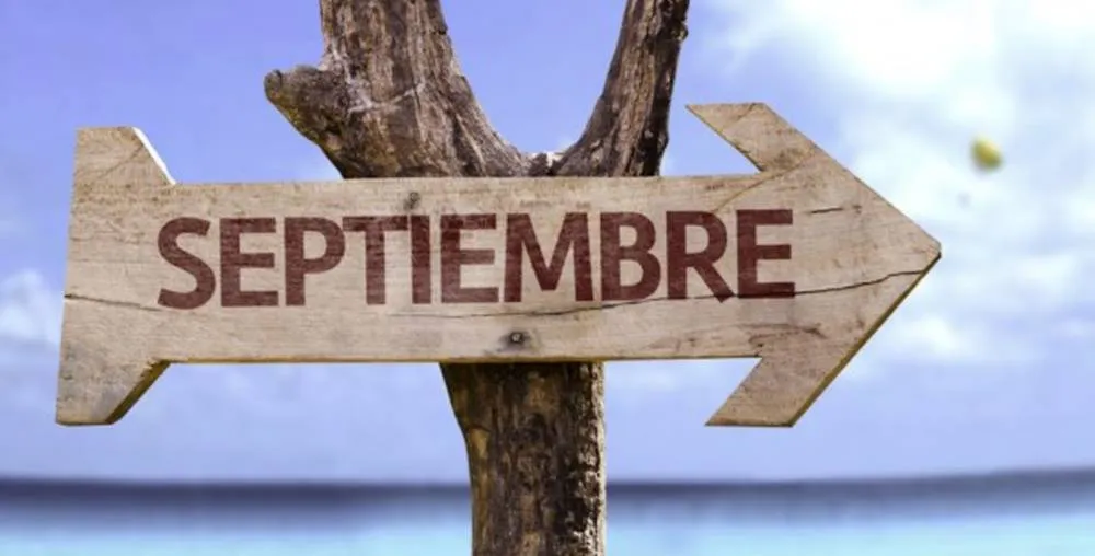 Letrero de madera con la palabra «Septiembre».