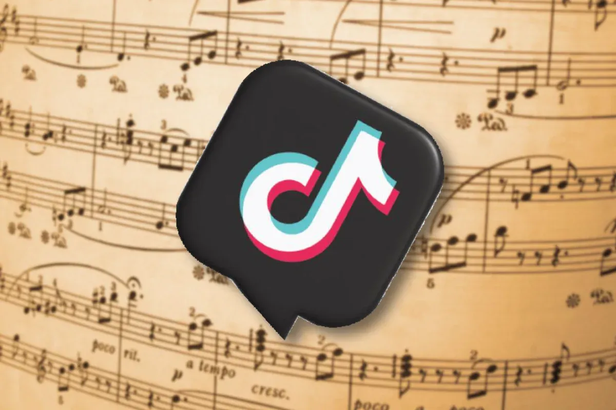 Logo de TikTok sobre una partitura.